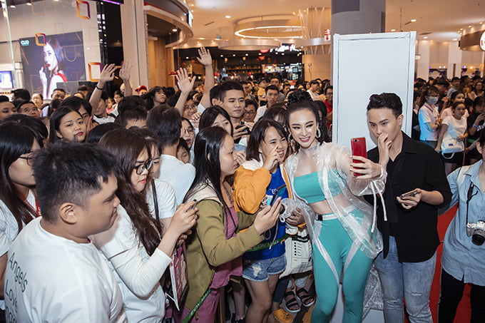 Angela Phương Trinh chụp ảnh cùng fan hâm mộ.