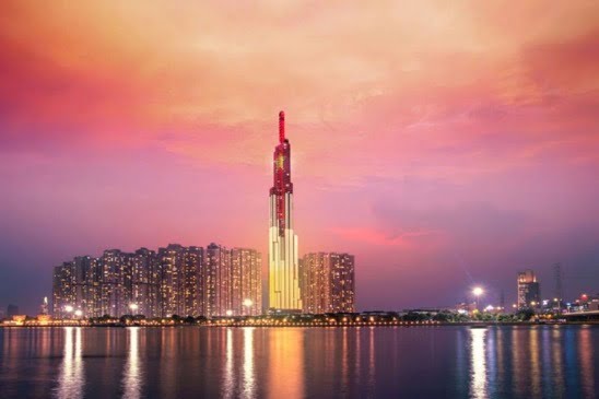 Khách sạn Vinpearl Luxury Landmark 81, tòa nhà được coi là biểu tượng đỉnh cao mới của TP HCM, sẽ là điểm đến sang chảnh vào dịp nghỉ lễ 2/9. Bạn sẽ có cơ hội thưởng thức trà chiều và ngắm toàn cảnh thành phố từ nhà hàng Orential Pearl nằm trên tầng 66 của khách sạn. Nơi đây sở hữu không gian sang trọng và khác biệt với thiết kế tường kính trong suốt.