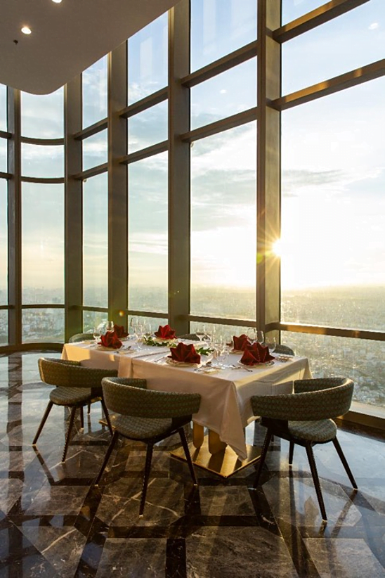 Bữa tiệc trà chiều ở Vinpearl Luxury Landmark 81 được thiết kế tinh tế để khách hàng cảm nhận trọn vẹn nét văn hóa đặc sắc bắt nguồn từ Anh quốc nhưng lại có cảm giác nhẹ nhàng và riêng tư đặc trưng của tiệc trà chiều trên độ cao hàng trăm mét, với tầm nhìn bao trọn thành phố.
