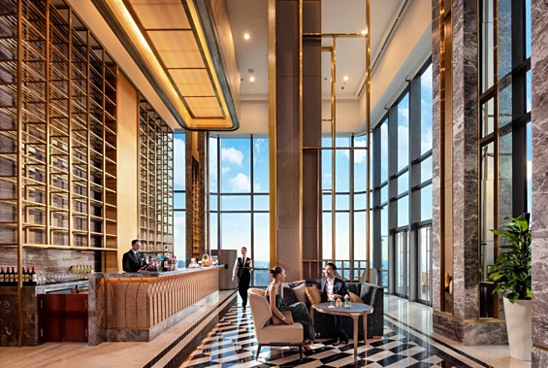 Riêng trong ngày Quốc khánh 2/9, khách sạn Vinpearl Luxury Landmark 81 sẽ thết đãi thực khách một không gian tiệc trà gắn kết ngay tại sảnh đón tiếp hiện đại và sang trọng Far East Lounge tầng 48.