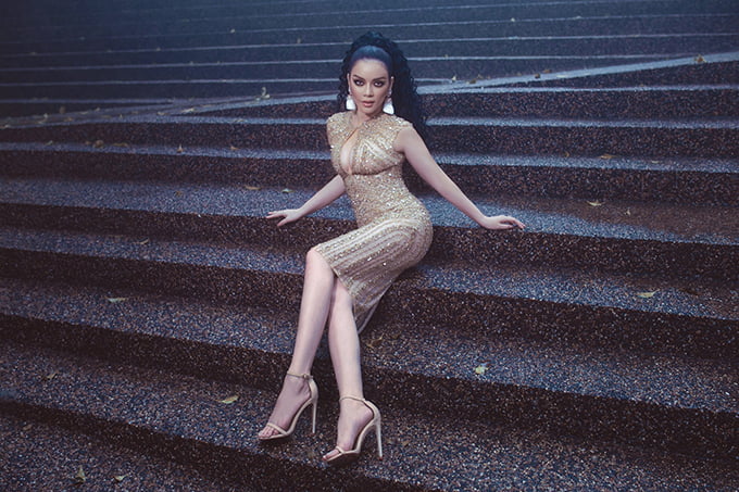 LÃ½ NhÃ£ Ká»³ tiáº¿t lá» vá» háº­u trÆ°á»ng bá» áº£nh chá»¥p táº¡i áº¤n Äá» khi hÃ³a thÃ nh Kim Kardashian phiÃªn báº£n Viá»t: Chá»¥p bá» áº£nh nhÆ° trá»i hÃ nh, máº¥y chá» em dáº§m mÆ°a vÃ  cÃ¡i láº¡nh 12 Äá» Äá» chá»¥p, quay, cÃ²n Ká»³ thÃ¬ mang giÃ y cao gÃ³t Äi trÃªn bÃ¹n xÃ¬n.