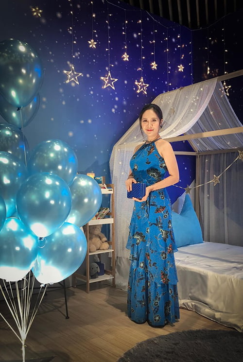 Diá»n viÃªn Thanh ThÃºy trá»n con Äi dá»± sá»± kiá»n.