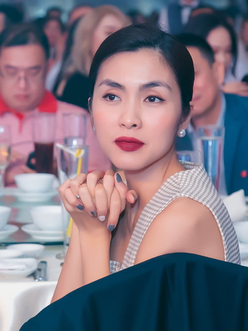 [Caption] Tối 15.1, Nguyên Khang cùng Á hậu Kiều Ngân đã cùng dẫn dắt sự kiện Thank You Party tập đoàn Imex Pan Pacific( IPPG) của ông Johnathan Hạnh Nguyễn và doanh nhân Thủy Tiên. Đây là một sự kiện rất lớn khi tiến tới 35 năm kỷ niệm thành lập với khoảng hơn 800 khách mời là nhân viên của tập đoàn này tham gia. Trong đó, nhà chồng Hà Tăng cũng mời rất nhiều nghệ sĩ như ca sĩ Cẩm Ly, vợ chồng Trấn Thành – Hari Won, ca sĩ Thảo Trang...đến để chung vui.