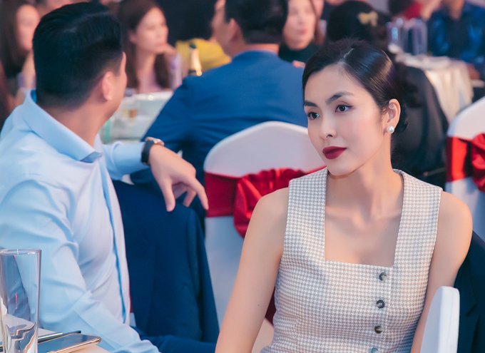 Nữ diễn viên diện váy phong cách tối giản, tóc búi cao gọn gàng. Từ khi kết hôn cô gần như rút hẳn khỏi hoạt động nghệ thuật để tập trung làm kinh doanh.