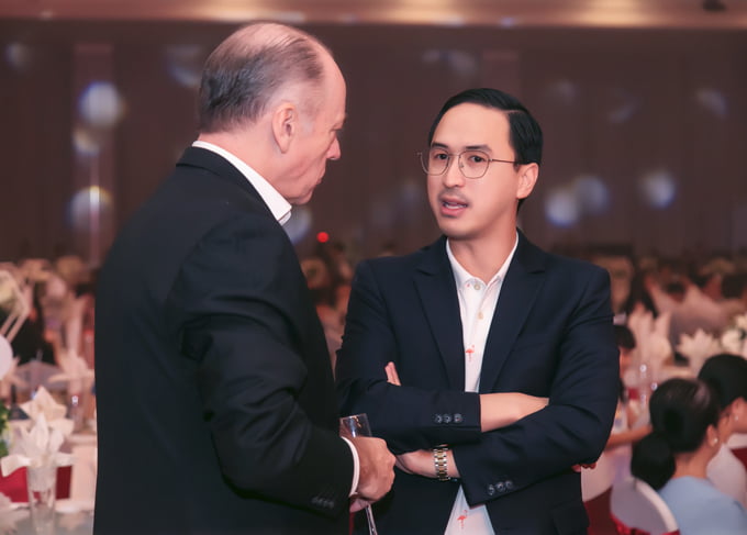 Chồng Hà Tăng cùng bố mẹ đón tiếp khách tới dự tiệc tất niên của tập đoàn do gia đình anh làm chủ.