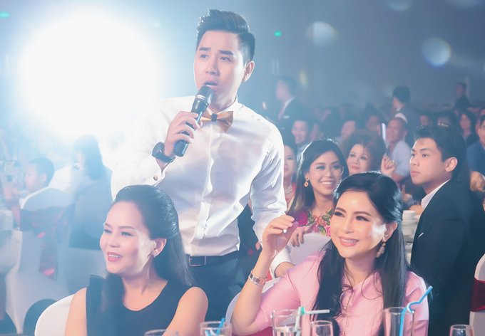 [Caption] Nguyên Khang cho biết đây là lần đầu tiên anh được gặp gỡ và dẫn sự kiện của nhà chồng Hà Tăng. Nam MC chia sẻ, trước đó anh cảm thấy vô cùng áp lực vì theo như doanh nhân Thủy Tiên chia sẻ với anh, sự kiện này trước đây do một MC khác dẫn dắt liên tiếp 3 năm liền, người này rất am hiểu về tập đoàn nên dẫn dắt khá tốt. Nguyên Khang chia sẻ, anh đã nghe nhiều đến tập đoàn IPPG và cũng ngưỡng mộ tài năng kinh doanh của ông Johnathan Hạnh Nguyễn cùng doanh nhân Thủy Tiên nên anh cũng đã dành thời gian đọc tài liệu, tìm hiểu thêm về tập đoàn này. Nguyên Khang ấn tượng ở ông Johnathan Hạnh Nguyễn bởi sự thân thiện, vui vẻ và hết mình trước nhân viên. Trước đó, trong buổi gặp gỡ để trao đổi về chương trình, bố chồng Hà Tăng cũng dành lời khen cho Nguyên Khang và khiến anh đứng hình vì lời khen này. Cụ thể, khi vừa gặp mặt và chào hỏi, ông Johnathan chia sẻ đã biết Nguyên Khang qua nhiều chương trình dẫn dắt trên truyền hình, tuy nhiên theo ông thấy thì Nguyên Khang ở ngoài trẻ và đẹp hơn khi lên hình rất nhiều. Ông còn hài hước trêu rằng Nguyên Khang trên tivi nhìn già hơn hẳn.