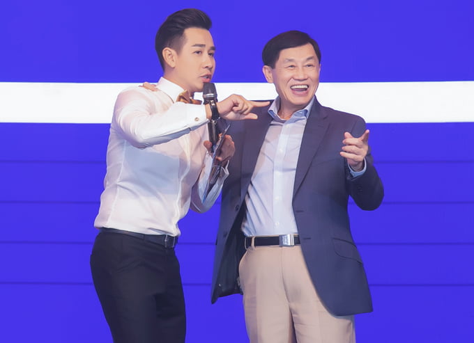 [Caption] Buổi tiệc cuối năm diễn ra trong không khí ấm cúng và vui nhộn với rất nhiều trò chơi. Trong đó, phải kể đến phần trả lời các câu hỏi liên quan đến tập đoàn IPPG. Với câu hỏi Ai là người hùng của vũ trụ IPPG?, với 4 đáp án vui là Captain America, Spider-man, Iron Man và Johnathan Hạnh Nguyễn. Mặc nhiên ai cũng biết đó là ông Johnathan Hạnh Nguyễn, tuy nhiên vẫn có một số người vô tình sai ở câu hỏi này. Ông Johnathan tỏ ra bất ngờ và hài hước nói đùa sẽ cho điều tra những nhân viên đã trả lời sai câu hỏi này. Với phần chơi trình diễn thời trang, ông Johnathan Hạnh Nguyễn cũng trẻ trung không kém khi dắt tay một nhân viên để lên tự biểu diễn thời trang và tạo dáng độc lạ. Hình ảnh này khiến nhiều người bất ngờ vì dù nghiêm khắc trong công việc, nhưng trong chương trình này, người ta lại thấy một hình ảnh khác, một Johnathan vui vẻ, hài hước và gần gũi. Ca sĩ Cẩm Ly tiết lộ trước toàn thể khách mời rằng ông Johnnathan Hạnh Nguyễn rất mê hát. Trong gia đình ông có một phòng karaoke rất hoàng tráng nhưng rất ít khi ông vào đó để hát. Thay vào đó, Cẩm Ly tiết lộ bố chồng Hà Tăng lấy loa kẹo kéo đi khắp nhà để hát. Chia sẻ này của nữ ca sĩ khiến nhiều người không khỏi bất ngờ bởi được mệnh danh là ông vua hàng hiệu giàu có và thành đạt, nhưng mọi người vẫn thấy ông sống rất giản dị và cũng có những thú vui riêng.