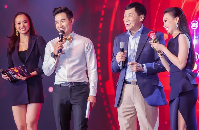 [Caption] Cuối chương trình, ông Johnathan Hạnh Nguyễn dành lời khen ngợi cho cách dẫn dắt và làm việc của Nguyên Khang ở sự kiện này. Ông nói trước toàn thể mọi người rằng trong 35 năm thành lập công ty, đây là lần đầu tiên nhân thấy một chương trình hay và thành công đến như vậy. Theo ông, điều đó có công không nhỏ cho MC Nguyên Khang vì biết cách pha trò, trêu chọc mọi người để không khí trở nên vui vẻ và thoải mái hơn. Ngoài ra, Nguyên Khang cũng gặp gỡ Tăng Thanh Hà tại buổi tiệc, cô còn nắm tay chúc mừng và cảm ơn Nguyên Khang khi dẫn dắt sự kiện thành công. Nguyên Khang cũng gửi lời khen ngợi và bất ngờ trước vẻ ngoài trẻ trung hơn tuổi của nữ diễn viên xinh đẹp này. Anh tỏ ra ngưỡng mộ vì nữ diễn viên phim Bỗng dưng muốn khóc không chỉ được khán giả luôn yêu mến, sự nghiệp kinh doanh thời trang thành công mà còn có một gia đình rất hạnh phúc.