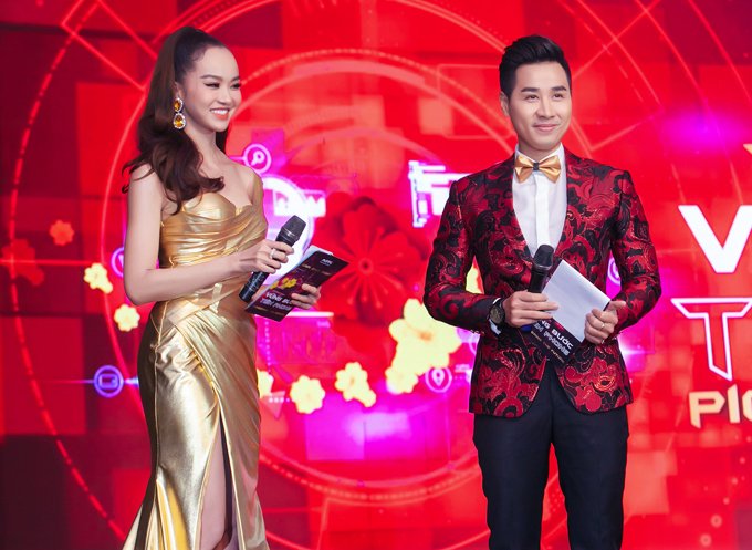 Kiều Ngân thay hai trang phục với phong cách hoàn toàn khác biệt trong đêm tiệc quy tụ hơn 800 vị khách.