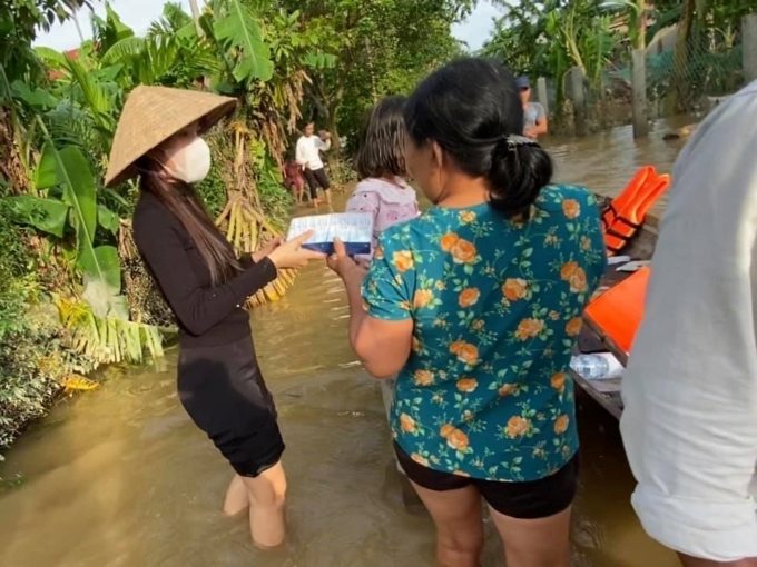  Thủy Tiên lội lũ đi đến từng hộ dân cứu trợ - Ảnh Ngoisao.net - Tin sao Viet - Tin tuc sao Viet - Scandal sao Viet - Tin tuc cua Sao - Tin cua Sao