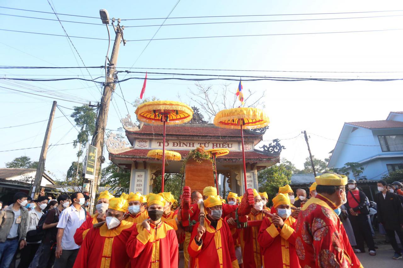 Hàng ngàn người tiễn đưa Thiền sư Thích Nhất Hạnh: Xin nguyện sống trọn vẹn, mắt thương nhìn cuộc đời - ảnh 15