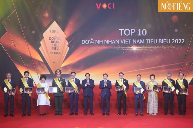 Thủ tướng Phạm Minh Chính cùng TOP10 Doanh nhân tiêu biểu nhất Việt Nam năm 2022. Ảnh: VGP