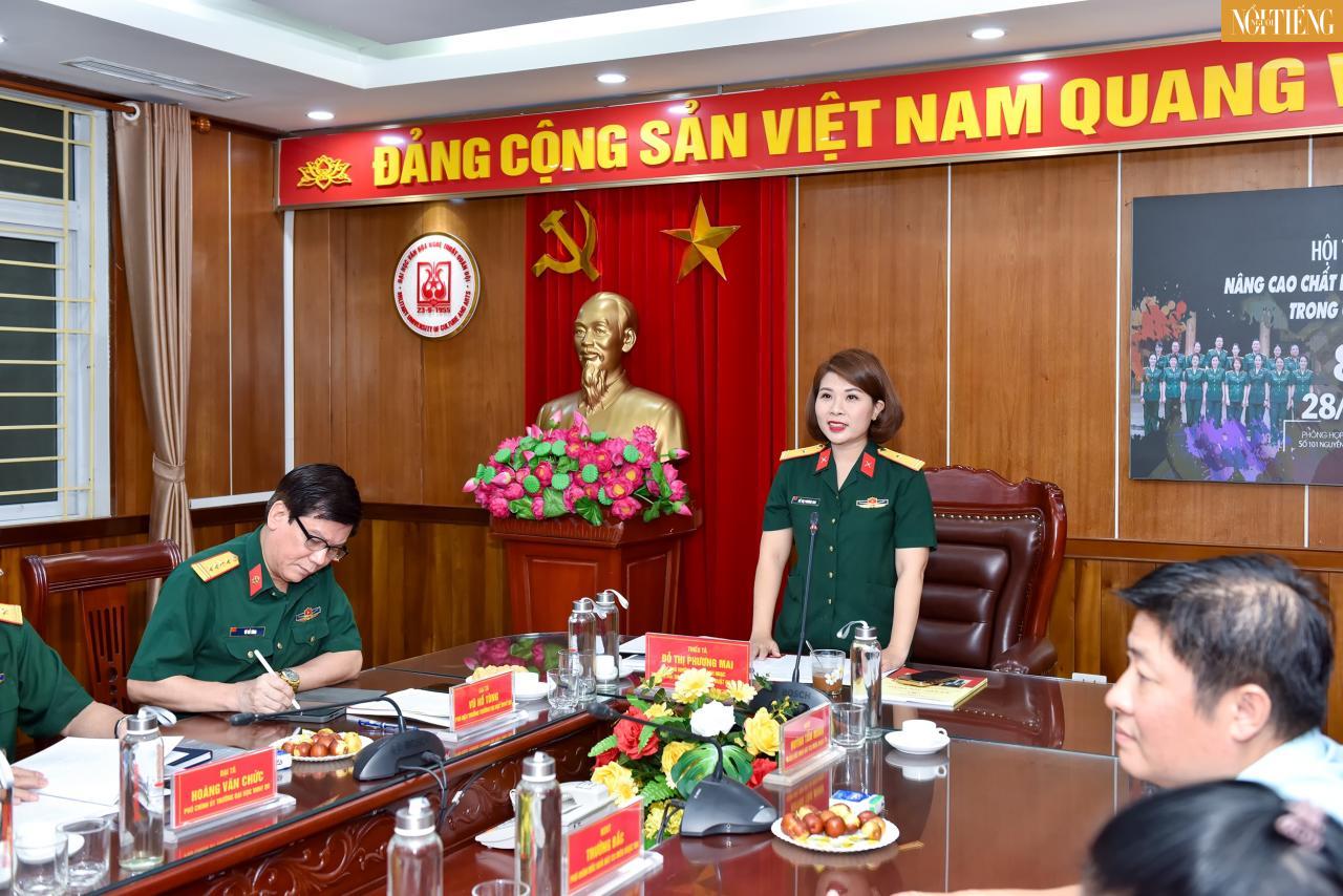 Thiếu tá, ThS Đỗ Thị Phương Mai, Chủ nhiệm Khoa Thanh nhạc Trường đại học VHNT Quân đội phát biểu Đề dẫn Hội thảo