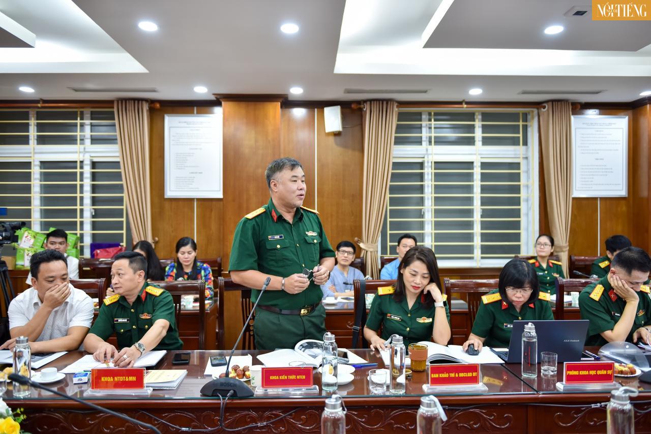 Thượng tá, TS Vũ Tú Cầu, Trưởng Khoa Kiến thức nghệ thuật cơ bản - Trường đại học VHNT Quân đội phát biểu tham luận