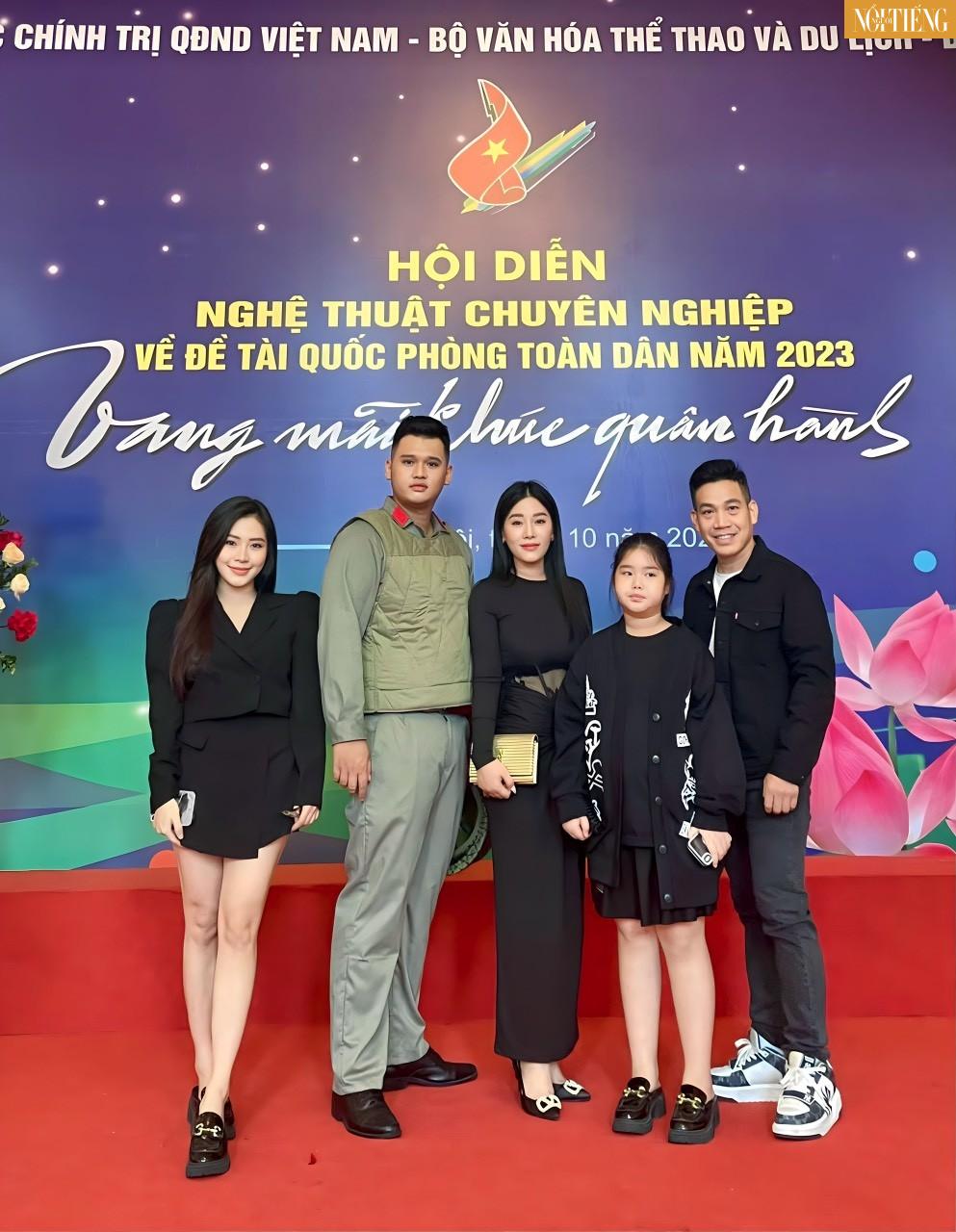 NSƯT Hương Giang cùng gia đình tại Hội diễn nghệ thuật chuyên nghiệp năm 2023