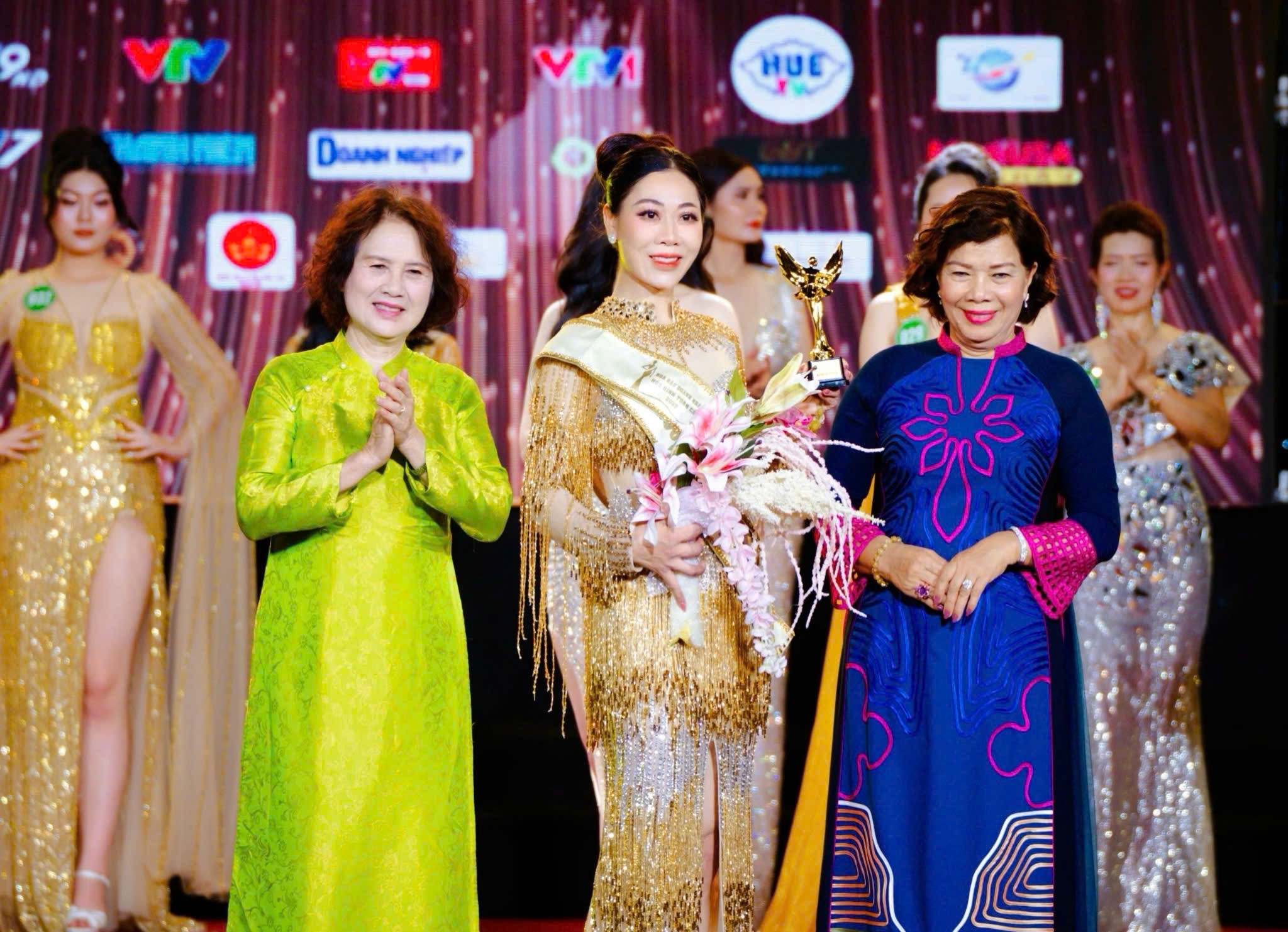 hoa-hau-dai-su-doanh-nhan-hoa-binh-toan-cau-2-1748926329.jpg