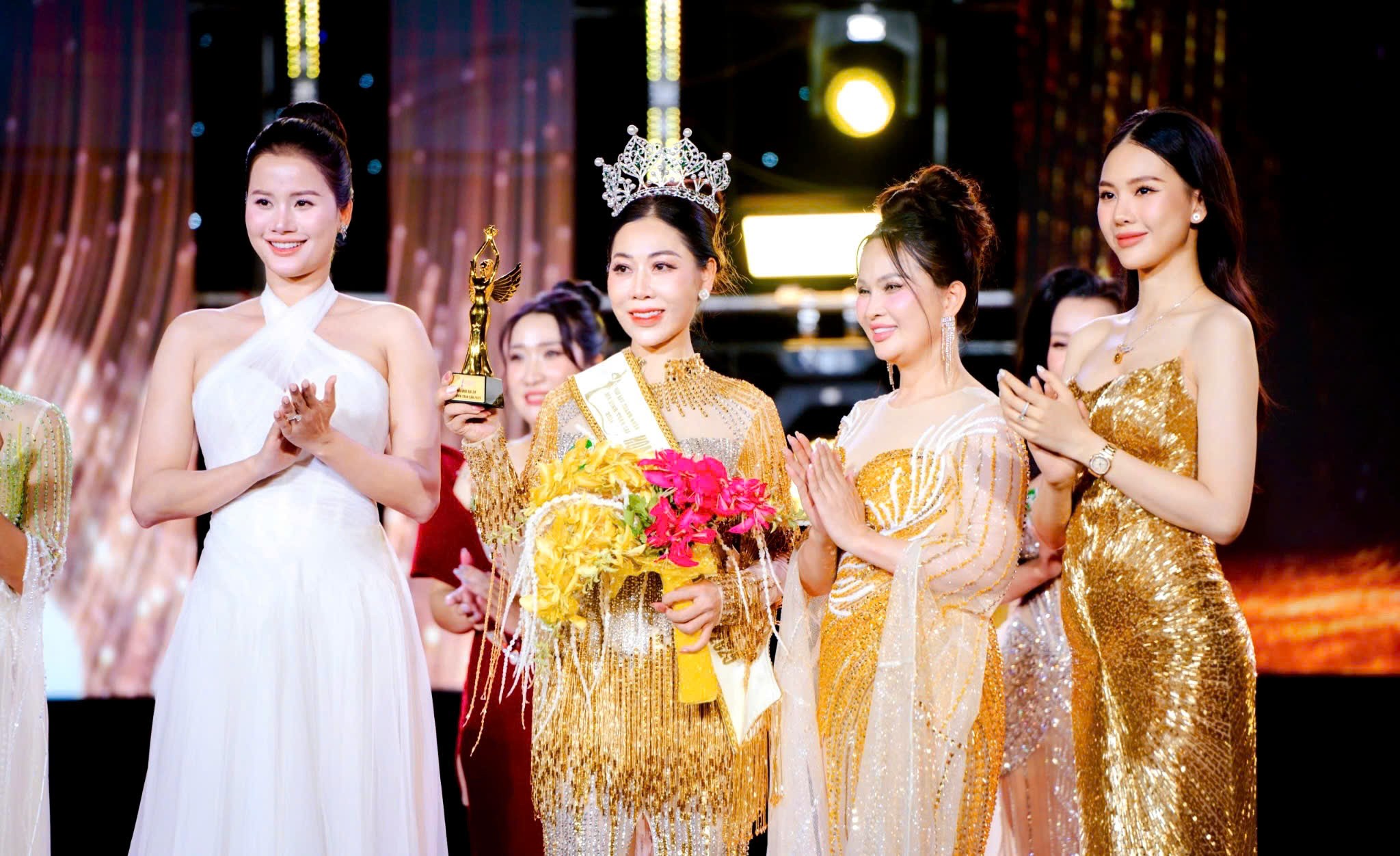 hoa-hau-dai-su-doanh-nhan-hoa-binh-toan-cau-5-1748926329.jpg