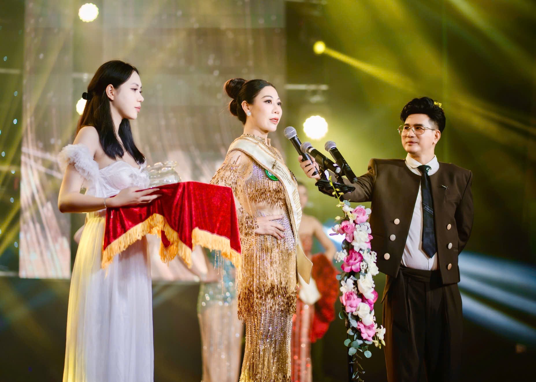 hoa-hau-dai-su-doanh-nhan-hoa-binh-toan-cau-6-1748926329.jpg