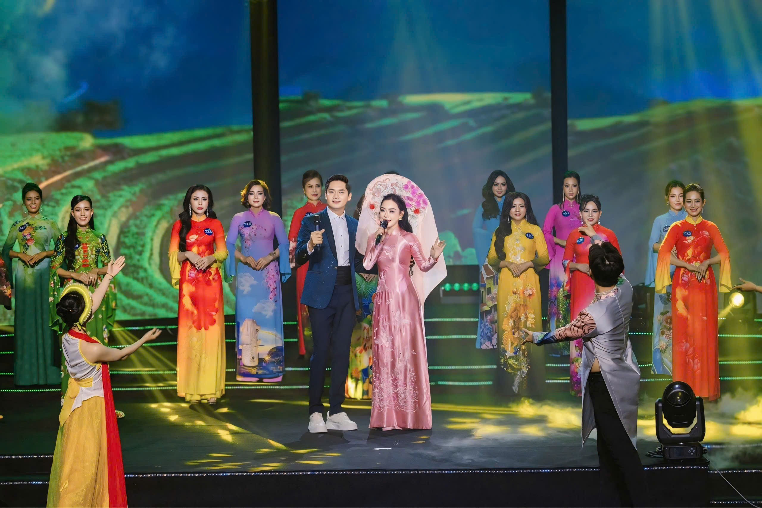hoa-hau-vu-ngoc-anh-1-1749793761.jpg