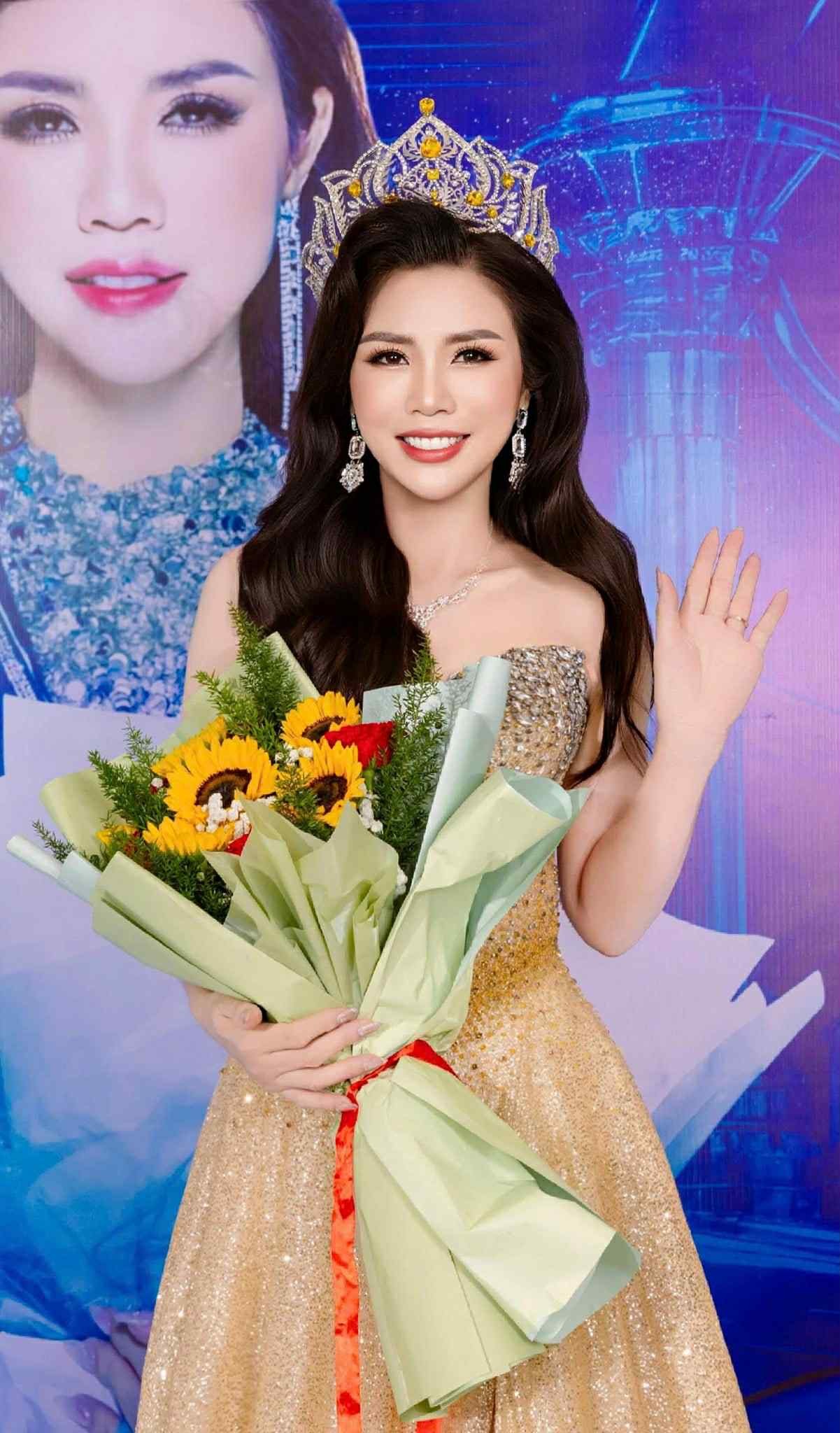 hoa-hau-dinh-thi-huong-giang-2-1750817687.jpg