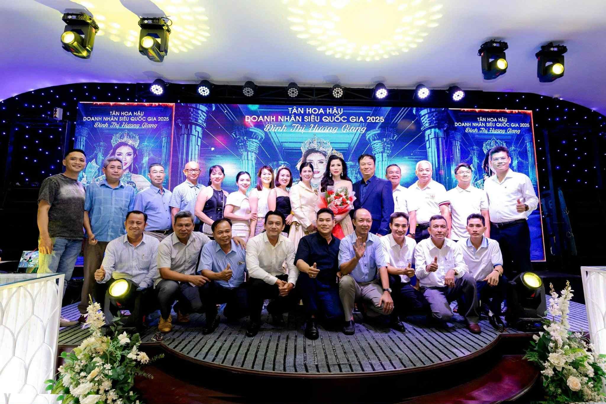hoa-hau-dinh-thi-huong-giang-4-1750817687.jpg