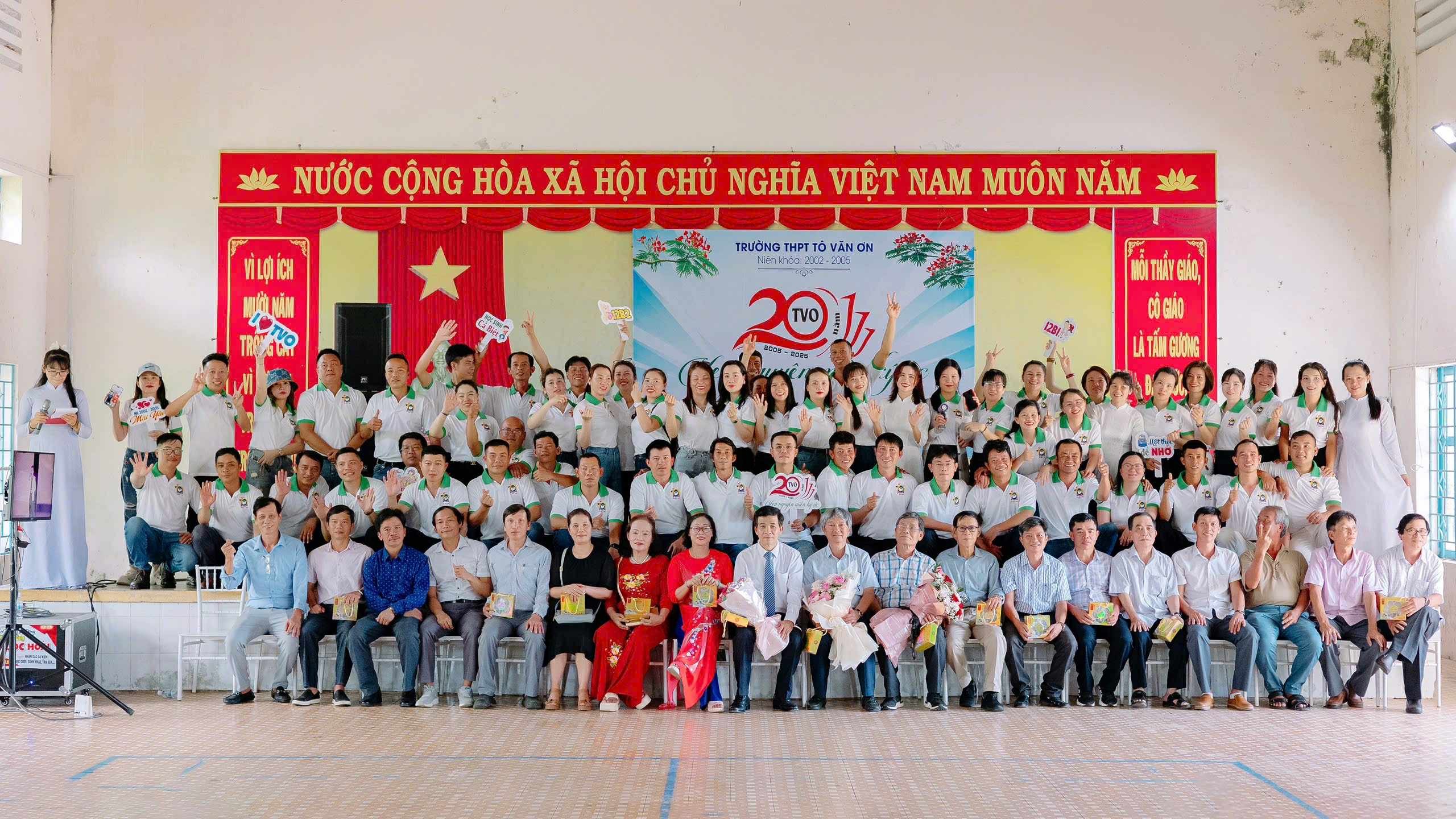 truong-thpt-to-van-on-10-1752154194.jpg