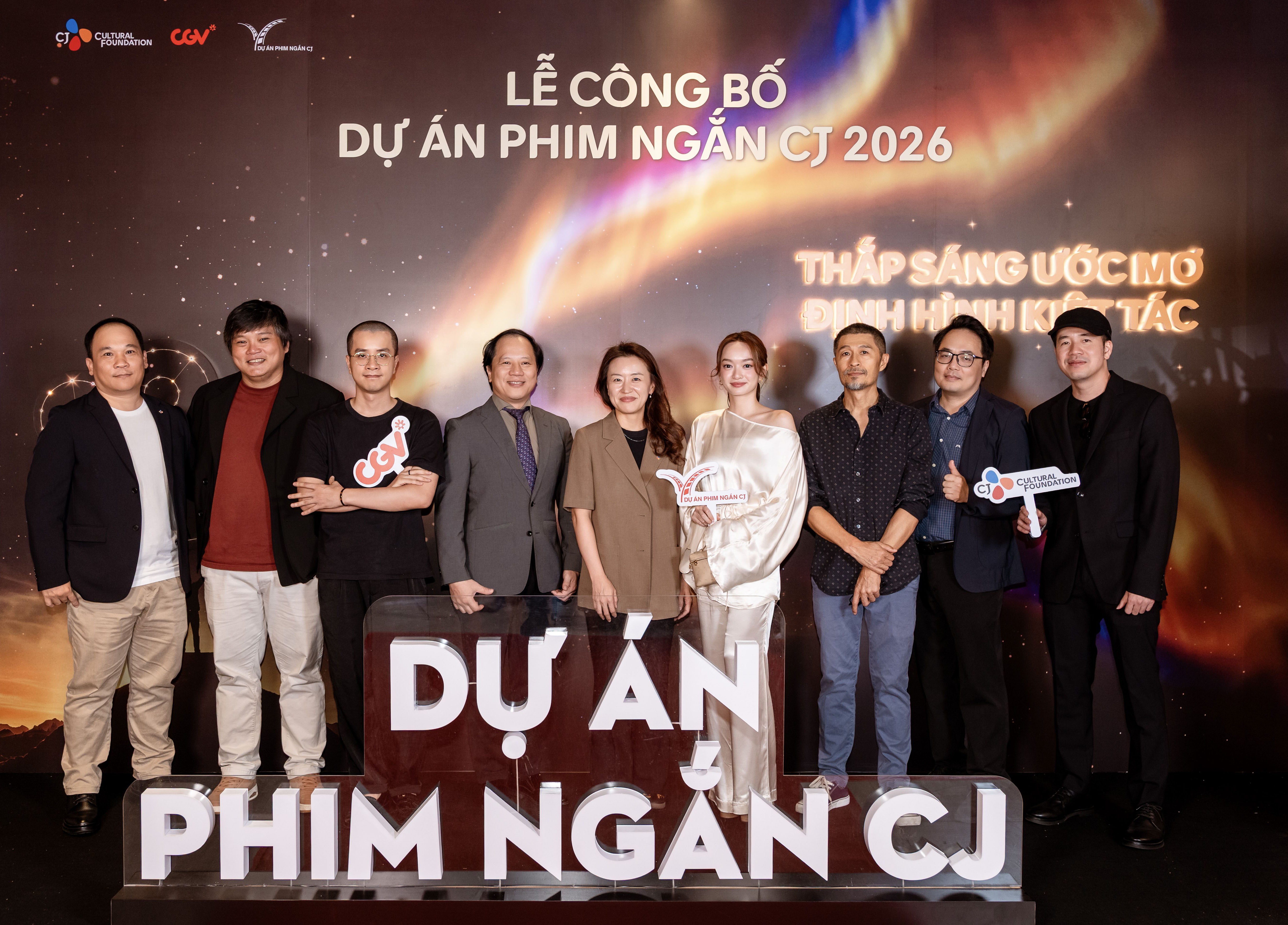 8-ong-tran-nhat-hoang-thu-tu-tu-trai-qua-cung-dai-dien-cgv-co-van-dong-hanh-giam-khao-khach-moi-va-hoi-dong-tham-dinh-cua-chuong-trinh-anh-cgv-1783647234.jpg