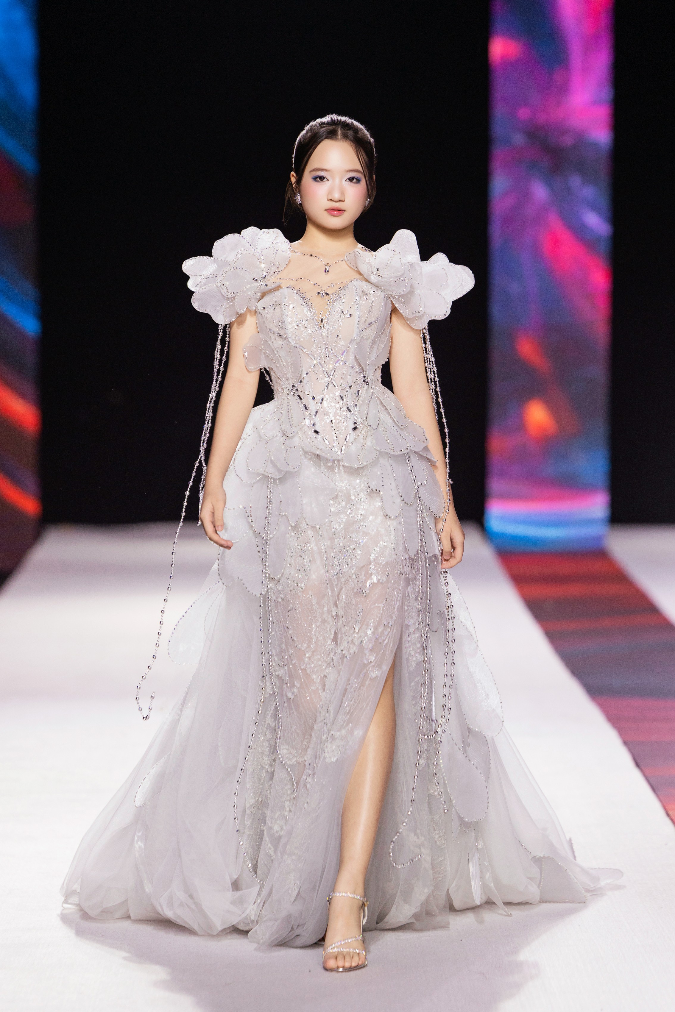 cheryl-duong-khien-cong-chung-kho-roi-mat-voi-hinh-anh-noi-bat-trong-thiet-ke-cua-tommy-le-1786595563.jpeg