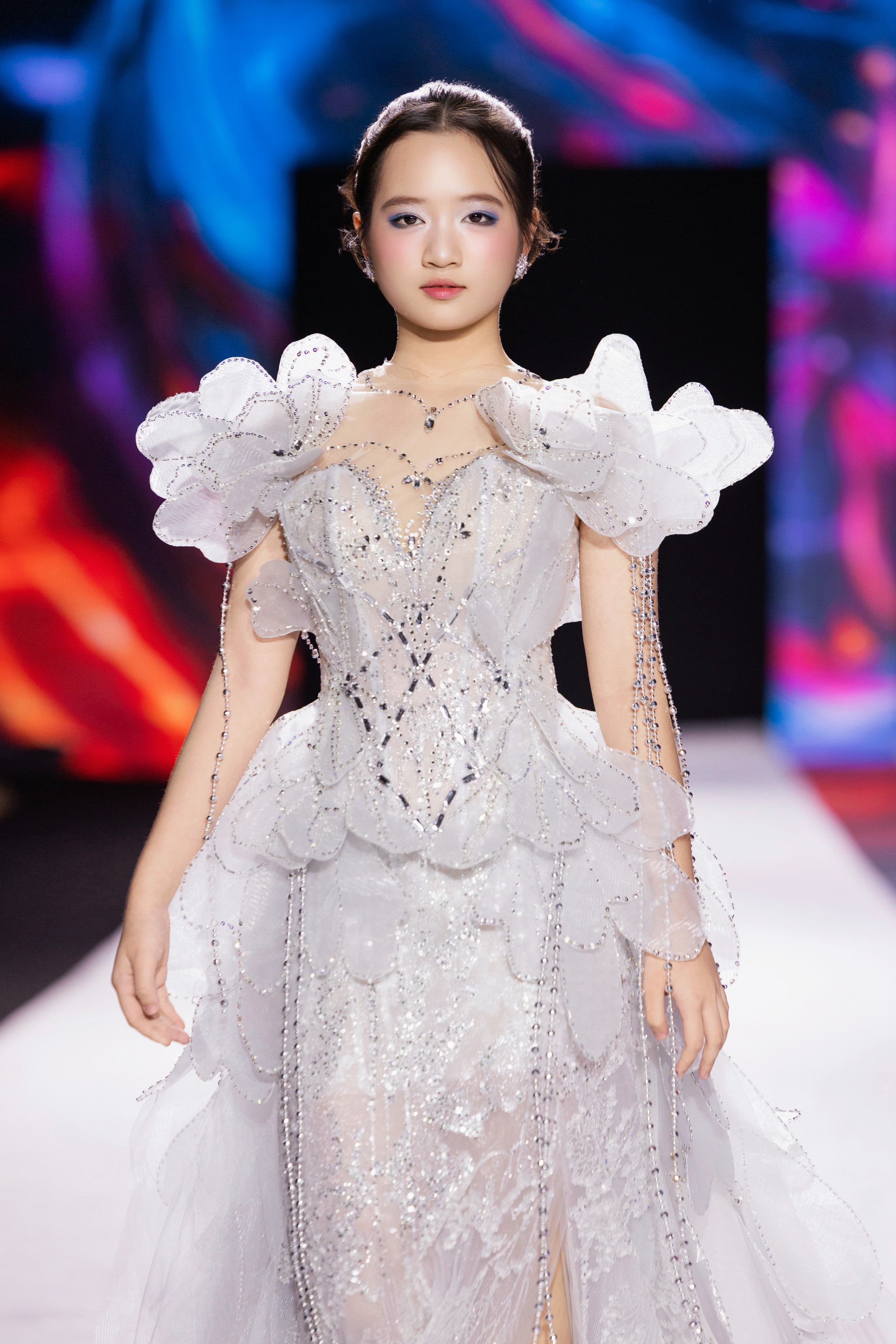cheryl-duong-lua-chon-thiet-ke-cua-tommy-le-cho-mot-dien-mao-vua-thoi-thuong-vua-mang-dau-an-ca-nhan-1786595556.jpeg