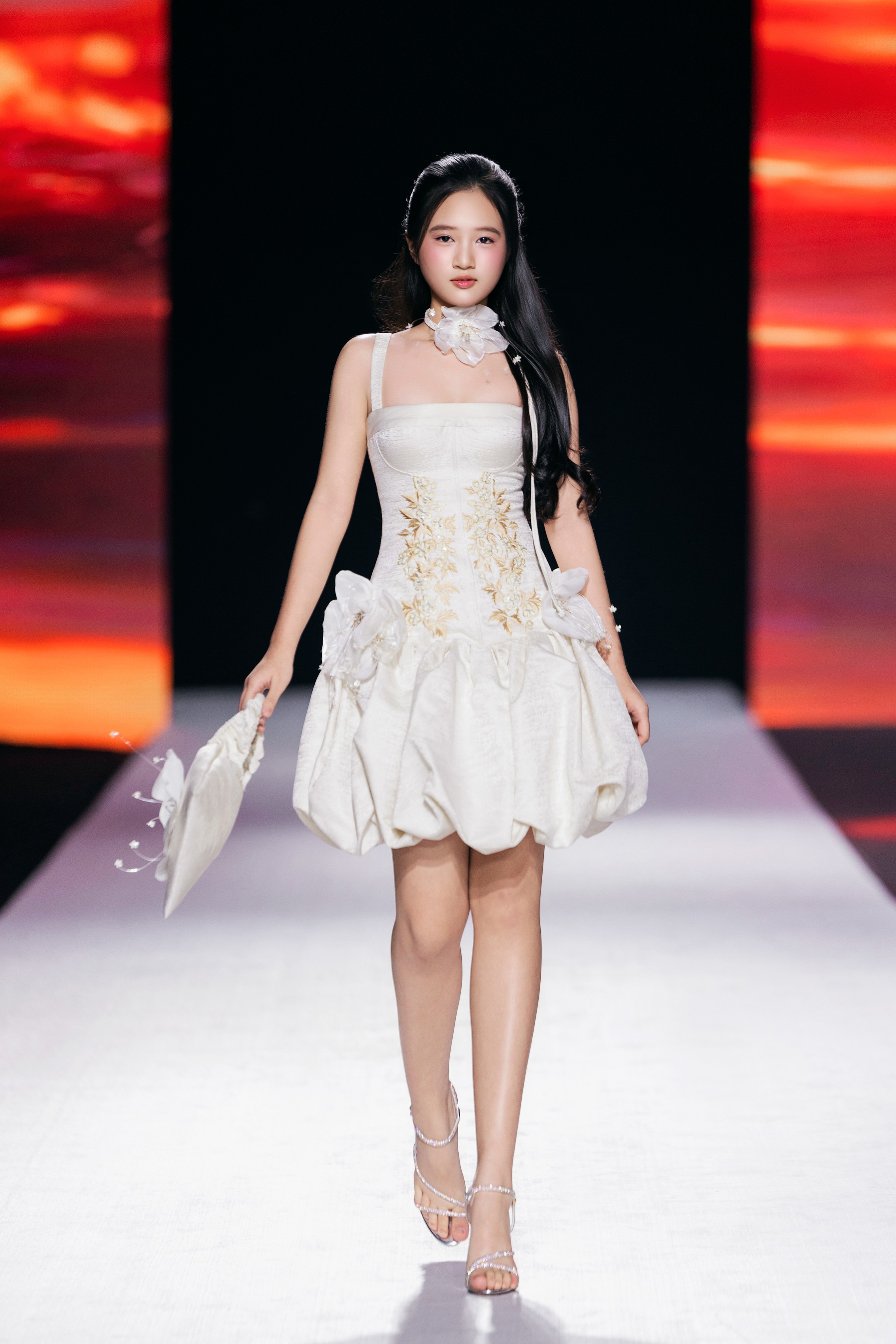 cheryl-duong-mang-den-mot-hinh-anh-day-moi-me-khi-xuat-hien-trong-sang-tao-thoi-trang-cua-nha-lyly-1786595545.jpeg