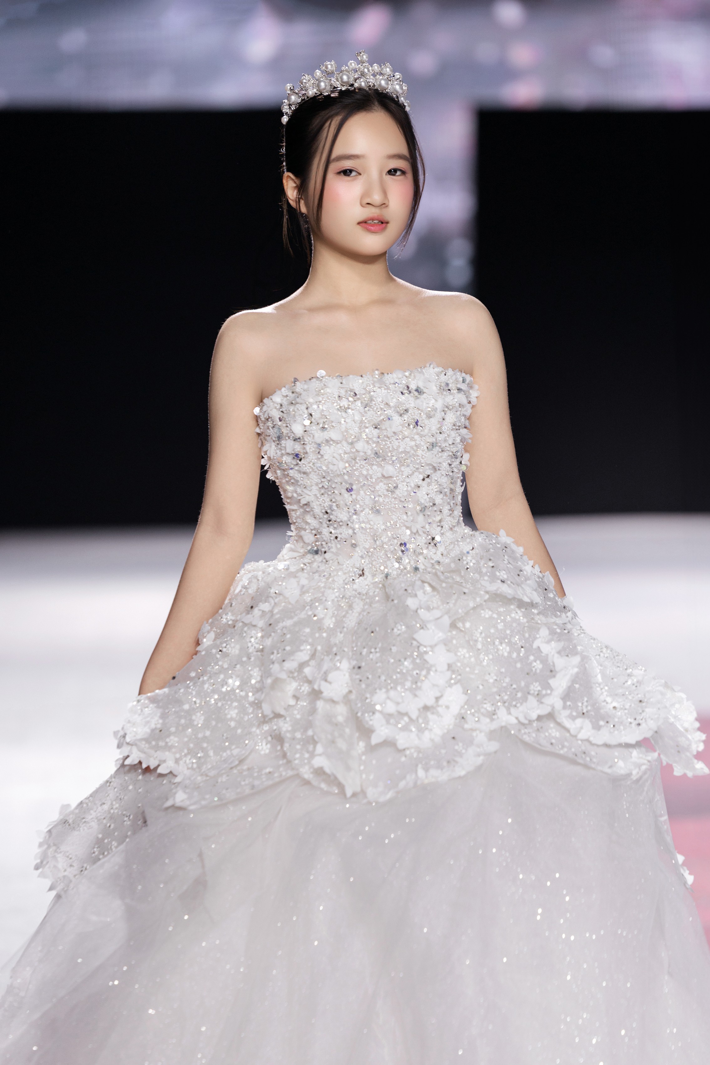 khong-chi-so-huu-than-thai-noi-bat-cheryl-duong-con-kheo-leo-ton-len-nhung-duong-net-dac-trung-trong-thiet-ke-cua-the-phuong-bridal-1786595533.jpeg