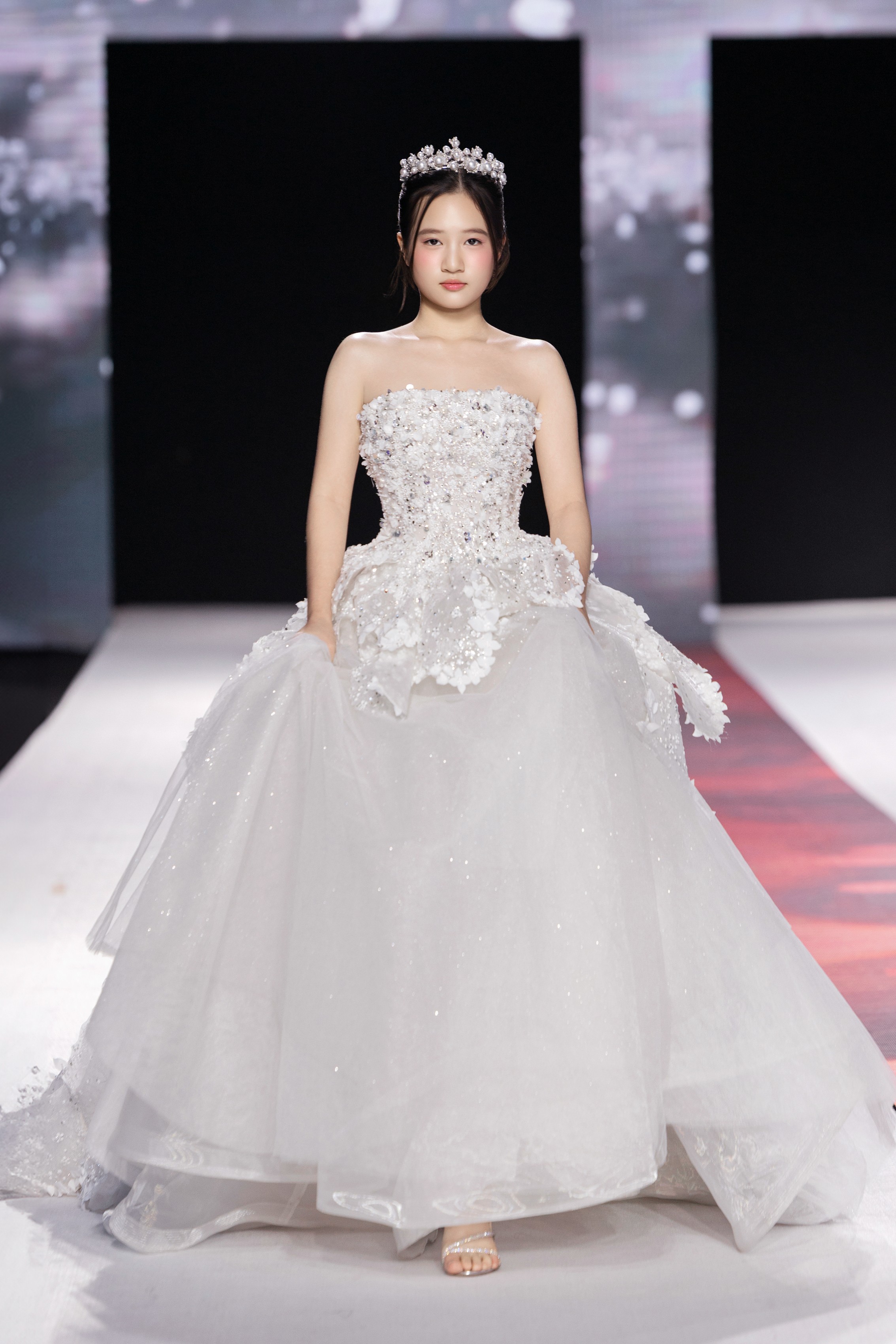 voi-su-tu-tin-va-tinh-te-cheryl-duong-da-the-hien-tron-ven-ve-dep-cua-thiet-ke-den-tu-the-phuong-bridal-1786595505.jpeg