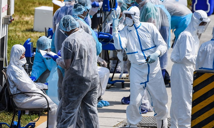 Nhân viên y tế khám cho thủy thủ đoàn du thuyền tại Miami hôm 26/3. Ảnh: AFP.