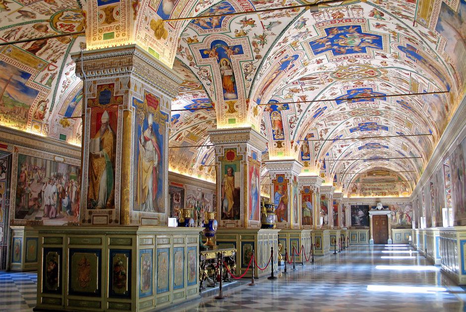 Dù có diện tích nhỏ bé, Thành Vatican lại là nơi được thế giới quan tâm, nhất là với những tín đồ Thiên Chúa, đây là nơi ở của Giáo hoàng và là trụ sở của giáo hội Thiên Chúa giáo. Nhà nguyện Sistine, Quảng trường Thánh Peter, Bảo Tàng Vatican chính là 3 địa chỉ du lịch nổi tiếng nhất của địa danh này. Ảnh: CNN.