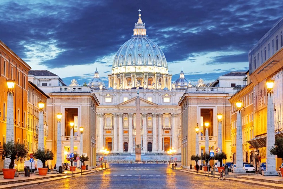Lãnh thổ Thành quốc Vatican nằm gọn trong lòng thủ đô Rome của Italy. Vatican là quốc gia có nền kinh tế phi thương độc nhất vô nhị trên thế giới, chủ yếu do các khoản quyên góp của người Thiên Chúa giáo La Mã trên khắp thế giới và thu nhập từ bán tem, ấn phẩm, đồ lưu niệm. Ảnh: BBC.