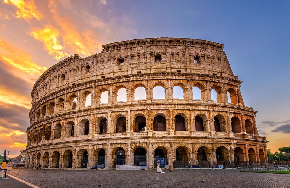 Colosseum (Đấu trường La Mã) là biểu tượng hàng đầu của thành phố Rome lẫn đất nước Italy. Đấu trường này có sức chứa lên tới 50.000 người, được sử dụng cho các võ sĩ giác đấu, nô lệ có nguồn gốc tù binh chiến tranh thi đấu, trình diễn trước công chúng. Đấu trường được xây dựng khoảng năm 70-80, dưới thời hoàng đế Vespasian. Đây là công trình lớn nhất được xây ở Đế chế La Mã. Ngày nay, đấu trường La Mã là một trong những biểu tượng du lịch của thành phố Rome và cả Italy. Ảnh: Britannica.