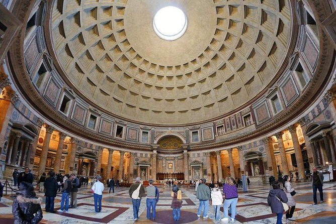Đền Pantheon là một công trình kiến trúc có vị trí nổi bật bậc nhất trong pho sử đền đài La Mã. Đây là "Ngôi đền của mọi vị thần" được xây dựng vào năm 118-126 dưới triều vua Hadrianus. Hình thức và quy mô đền Pantheon vượt lên tất cả các đền đài có trước đó. Ảnh: Britannica.