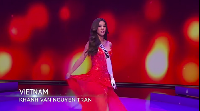 Bán kết Miss Universe: Khánh Vân diện váy dạ hội xẻ tà giật spotlight với cú xoay lốc xoáy bạc hà tạo hit Ảnh 2