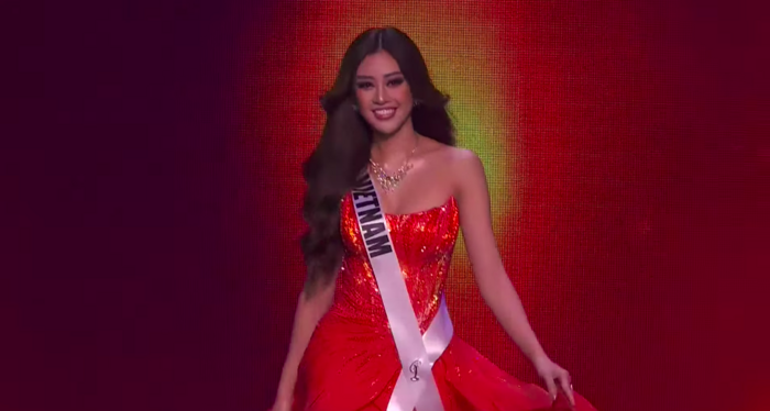 Bán kết Miss Universe: Khánh Vân diện váy dạ hội xẻ tà giật spotlight với cú xoay lốc xoáy bạc hà tạo hit Ảnh 4