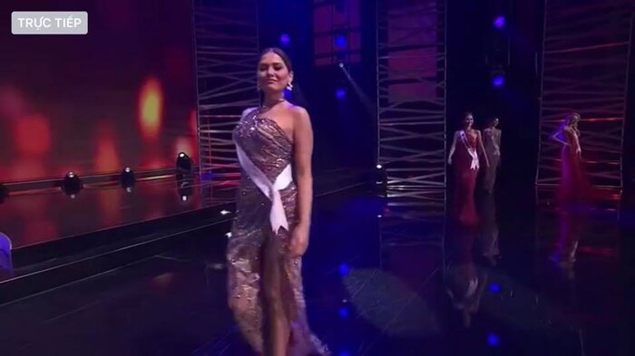 Khánh Vân khiến khán giả Việt 'nức lòng' với hành động 'điểm mười' trên sân khấu Miss Universe Ảnh 1
