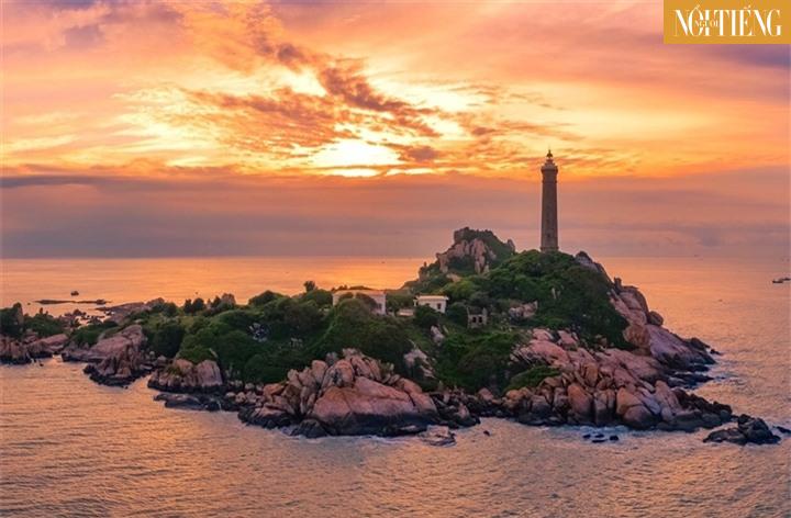 Ngọn hải đăng cổ nhất Đông Nam Á lặng lẽ nằm giữa hòn đảo ở Bình Thuận - 1