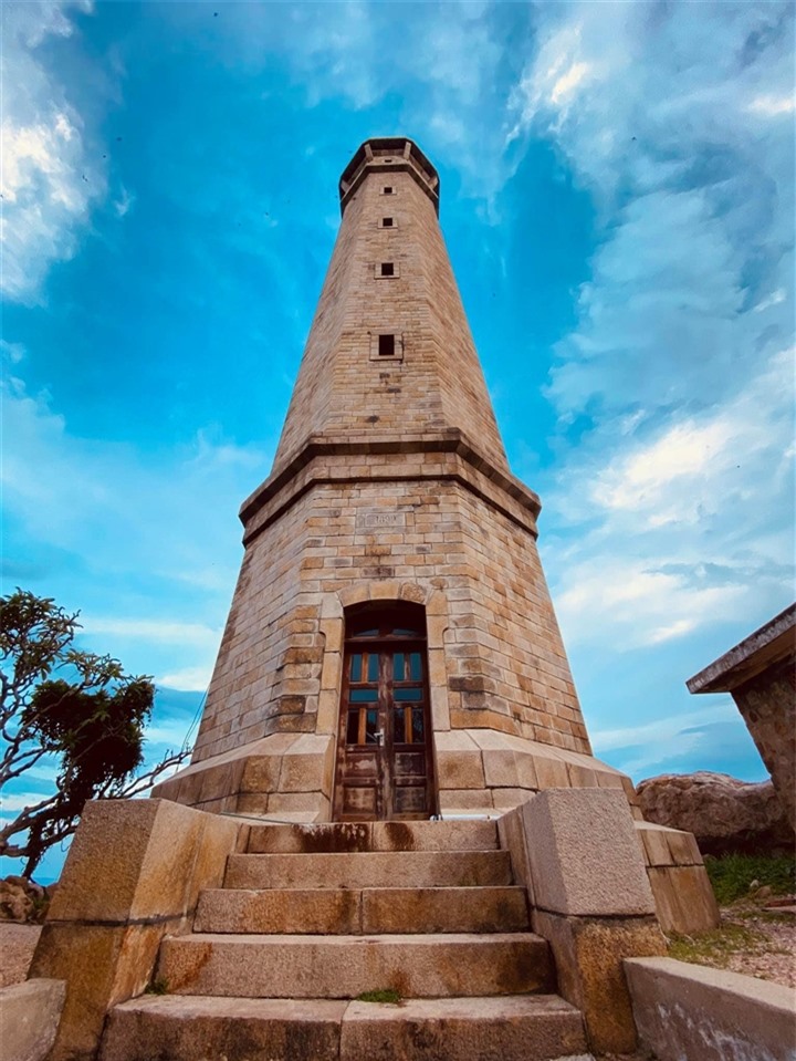 Ngọn hải đăng cổ nhất Đông Nam Á lặng lẽ nằm giữa hòn đảo ở Bình Thuận - 2