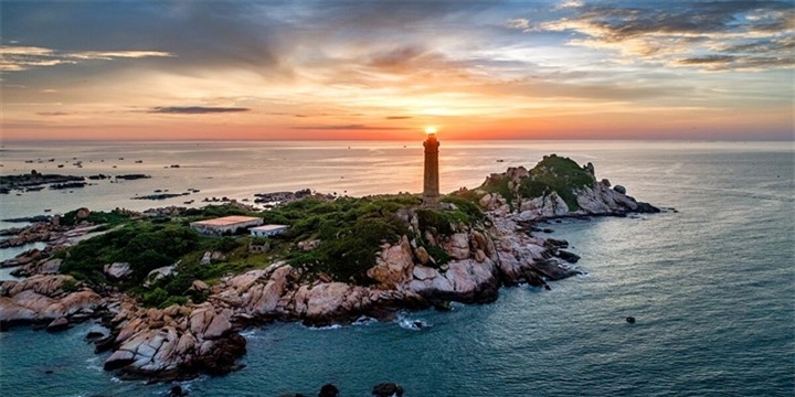 Ngọn hải đăng cổ nhất Đông Nam Á lặng lẽ nằm giữa hòn đảo ở Bình Thuận - 5