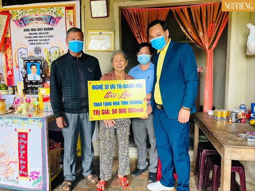 Đoàn từ thiện của nghệ sỹ Hoài Linh trao tặng nhà tình thương cho hộ dân tại xã Quế An, tại huyện Quế Sơn. Ảnh do Uỷ ban MTTQ Việt Nam huyện Quế Sơn cung cấp.