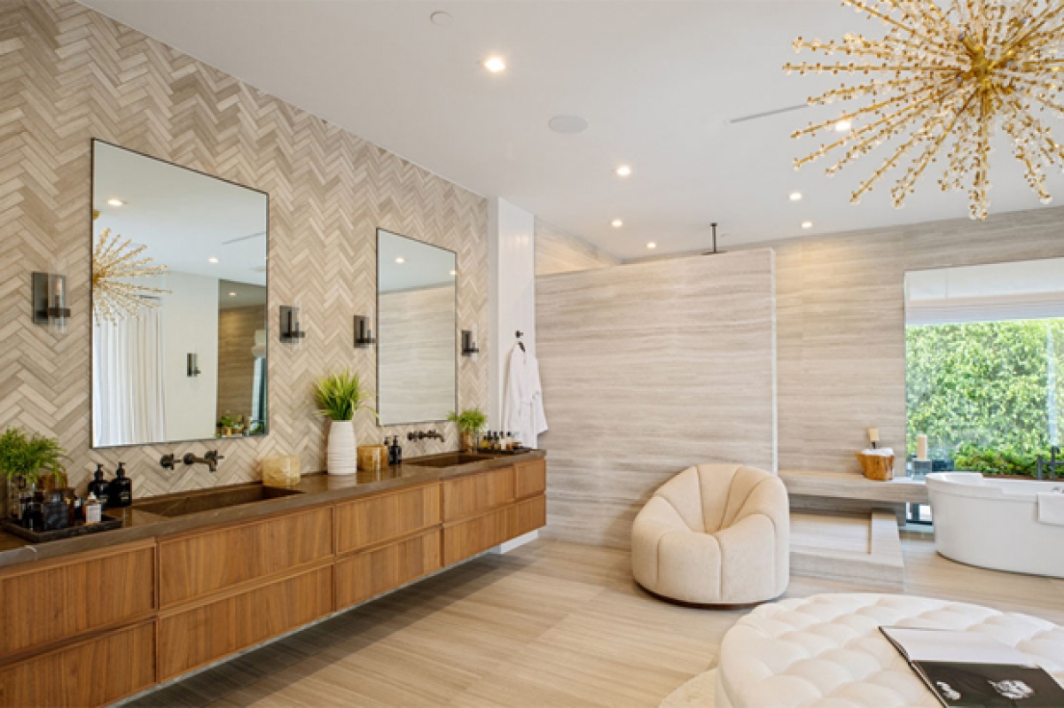 Gỗ tự nhiên và đèn chiếu dạng sao là điểm nhấn nội thất cho không gian phòng tắm chính.