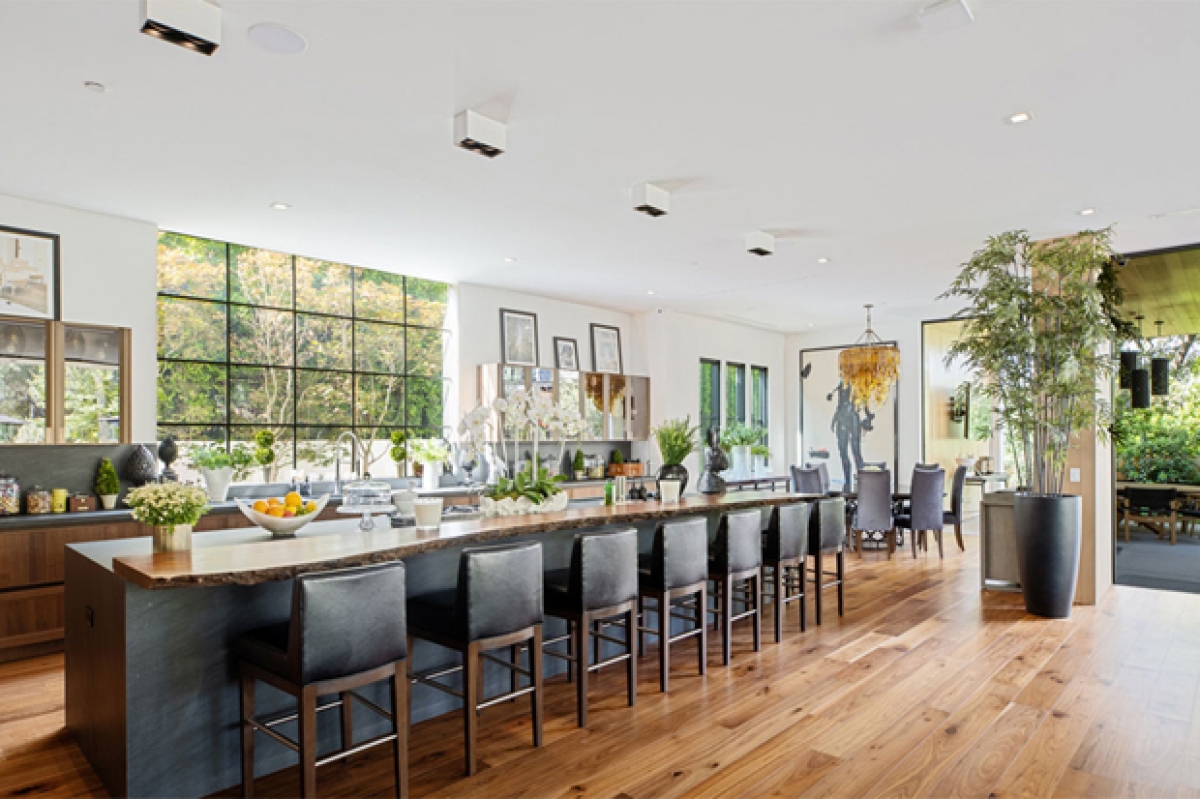  Phòng bếp với không gian rộng lớn thích hợp mỗi khi gia đình Jonas tụ họp.