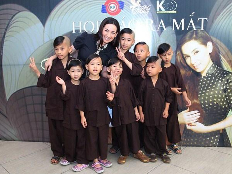 Phi Nhung mở sổ tiết kiệm cho 15 con nuôi, gửi gắm Hồ Văn Cường đi học ảnh 4