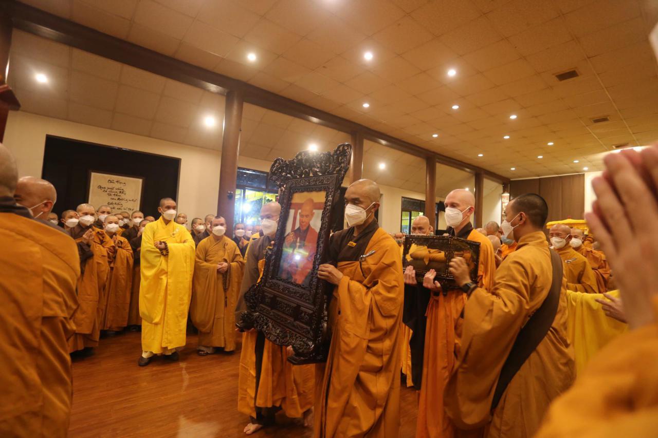 Hàng ngàn người tiễn đưa Thiền sư Thích Nhất Hạnh: Xin nguyện sống trọn vẹn, mắt thương nhìn cuộc đời - ảnh 9