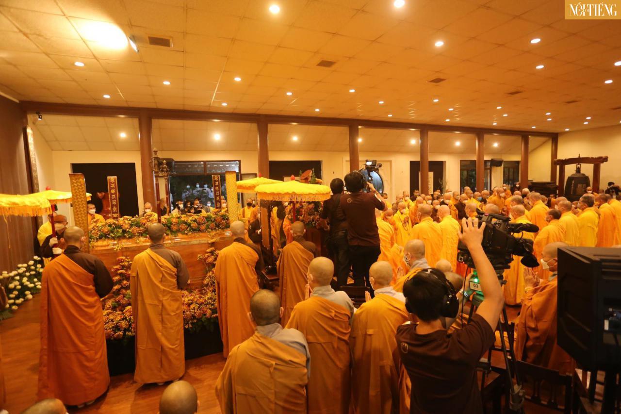 Hàng ngàn người tiễn đưa Thiền sư Thích Nhất Hạnh: Xin nguyện sống trọn vẹn, mắt thương nhìn cuộc đời - ảnh 7
