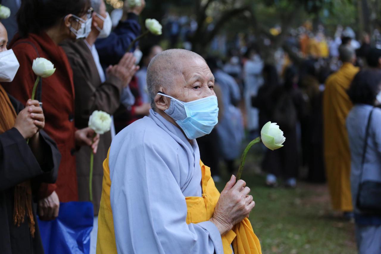 Hàng ngàn người tiễn đưa Thiền sư Thích Nhất Hạnh: Xin nguyện sống trọn vẹn, mắt thương nhìn cuộc đời - ảnh 13